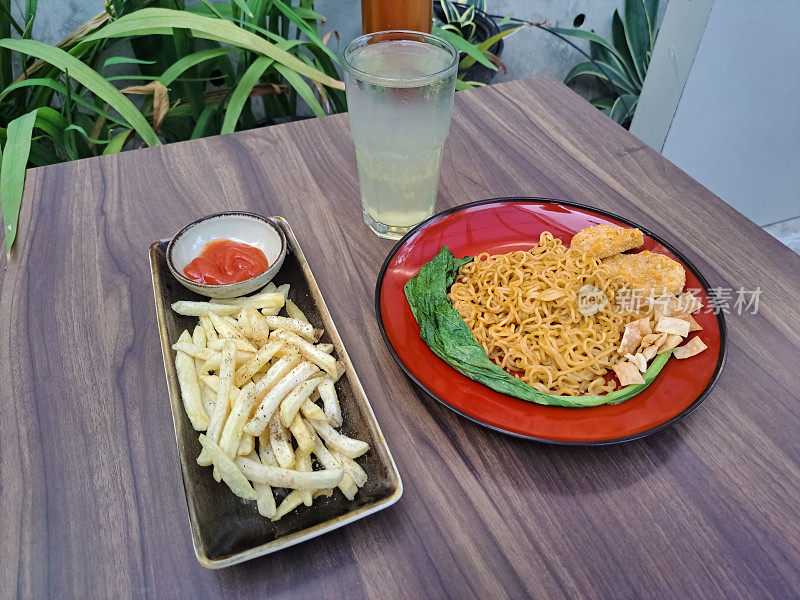 炸面、薯条和酸橙冷饮。Mi Goreng, Kentang Goreng Dan Minuman Jeruk Nipis Dingin。食物和饮料菜单。